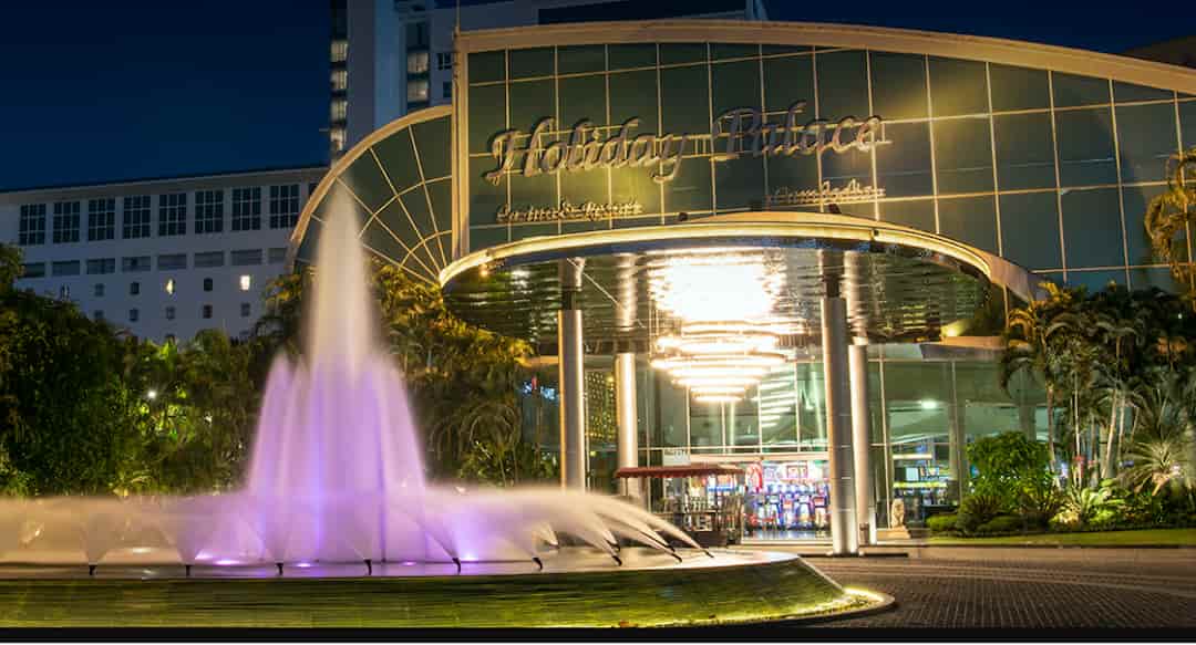 Holiday Palace Resort & Casino có khu sòng bạc thịnh vượng sầm uất